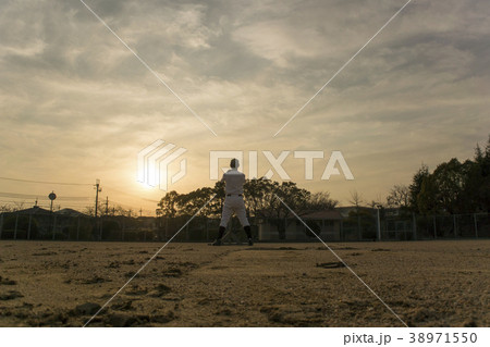夕日に立つ野球部員 38971550