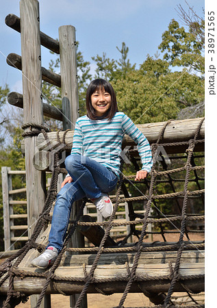 公園の遊具で遊ぶ女の子 38971565
