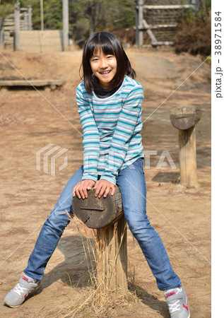 公園の遊具で遊ぶ女の子の写真素材