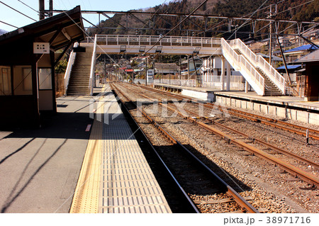 青梅線古里駅のプラットホーム(2) 38971716