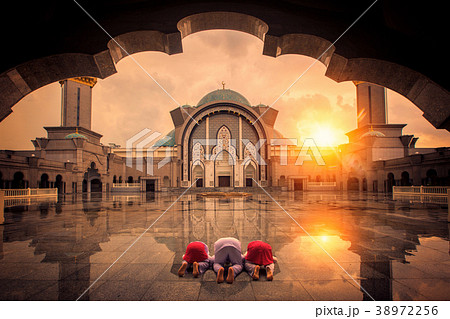 Muslim chilgren sin and pray in mosque 38972256
