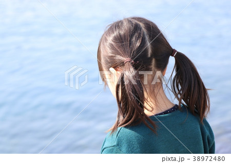 海を眺める女の子 38972480