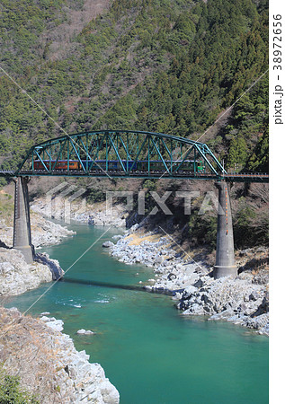 大歩危の第２吉野川橋梁を渡る観光列車「四国まんなか千年ものがたり」 38972656