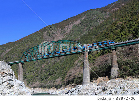 大歩危の第２吉野川橋梁を渡る特急南風 38972706