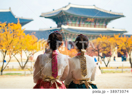Korean lady in hanbok dress 38973074