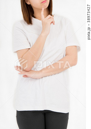 女子高生 高校生 Jk 大学生 一人 思案 Tシャツ 考えるの写真素材