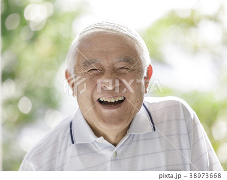口を開けて笑うシニア男性 口を開けて笑うシニア男性 38973668