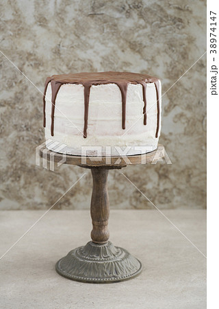 Naked drip wedding cake Naked drip wedding cake 38974147