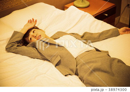 ホテル　出張　ビジネス　女性 38974300