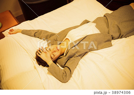 ホテル　出張　ビジネス　女性 38974306