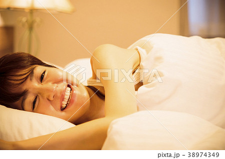 ホテル　女性　寝る　睡眠　 38974349