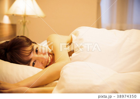 ホテル 女性 寝る 睡眠 ホテル 女性 寝る 睡眠 38974350