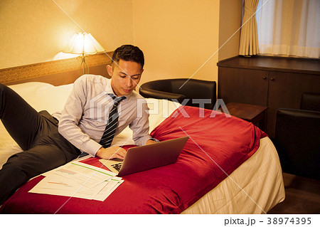 ホテル　出張　ビジネス　男性 38974395