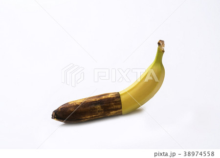 普通のバナナと黒ずんだバナナ　アンチエイジングイメージ　対比したバナナ　イメージ素材 38974558