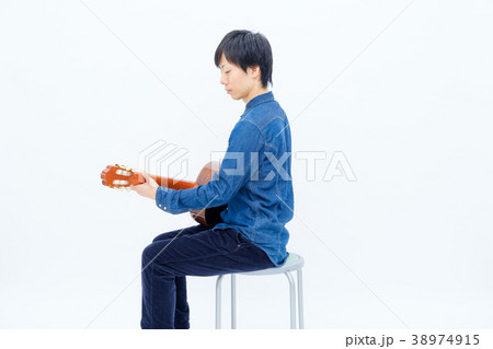 クラシックギターを弾く男性 38974915
