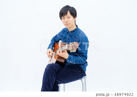 クラシックギターを弾く男性 クラシックギターを弾く男性 38974922