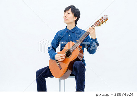 クラシックギターを弾く男性の写真素材