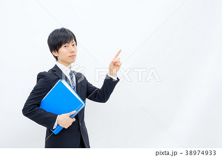 ファイルを持つビジネスマン 38974933