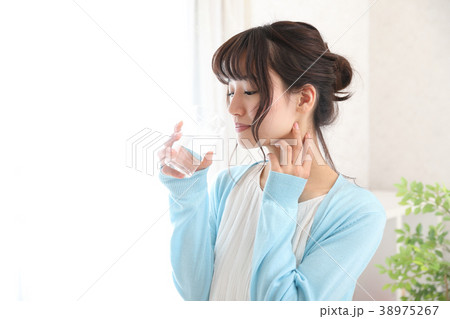 水を飲む 水を飲む 38975267