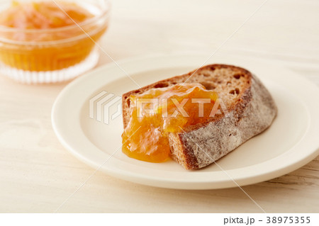 オレンジママレードとパン 38975355