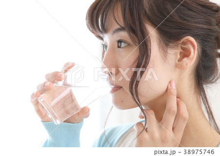 水を飲む 水を飲む 38975746
