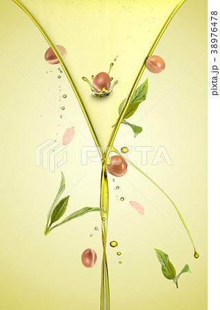 Argan oil splash with argan fruits 38976478