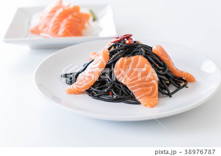 spicy black spaghetti with salmon 38976787