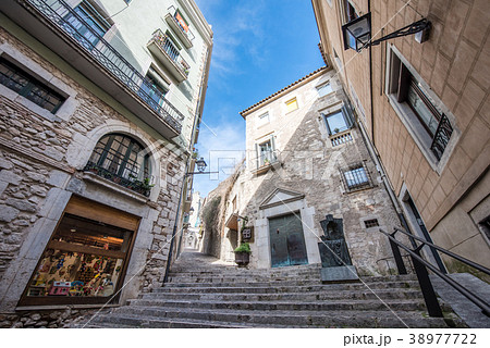 スペイン ジローナ 旧ユダヤ人街の町並みの写真素材