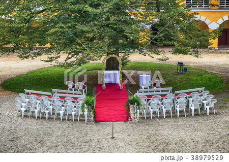 outdoor wedding place 38979529