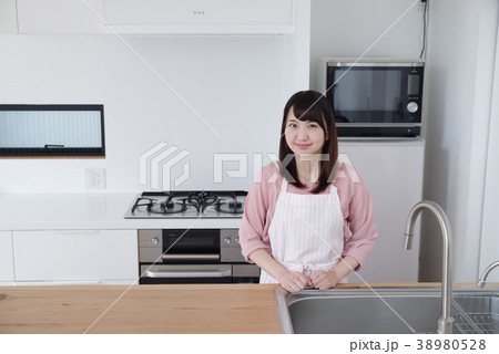 キッチンに立つ女性 キッチンに立つ女性 38980528
