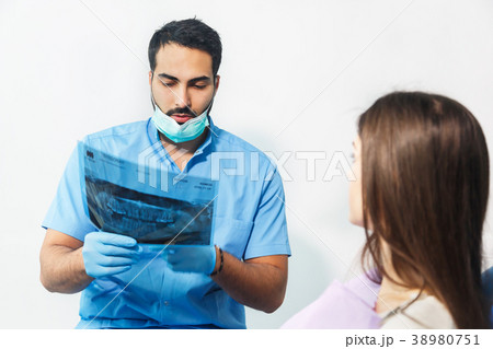 写真素材: Doctor Demonstrates X-ray