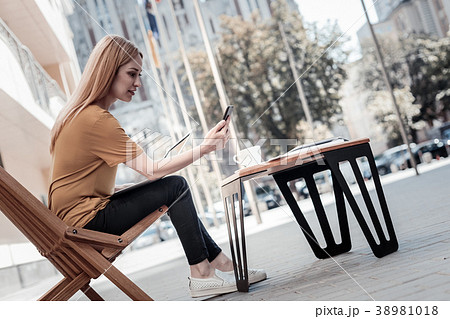 Smart millennial lady working in cafe 38981018