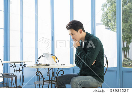 カフェの30代男性 38982527