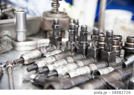 Old diesel injectors lie on the table in the fuel 38982726