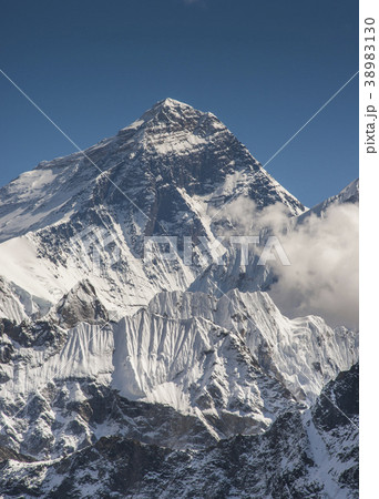 Everest summit captured from Gokyo Ri peak 38983130
