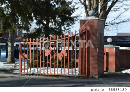 3月の弘前学院聖愛中学高等学校正門 38983189