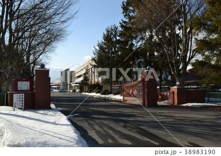 3月の弘前学院聖愛中学高等学校正門 38983190