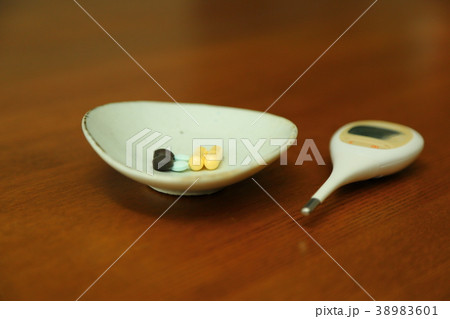 体温計と薬 体温計と薬 38983601