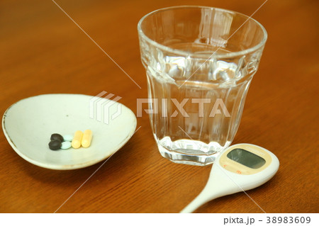 体温計と水と薬 体温計と水と薬 38983609