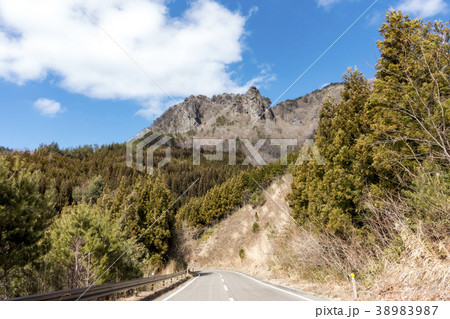 福島県伊達市と相馬市との境にそびえる標高825m名勝霊山りょうぜん天下の景勝地 福島県伊達市と相馬市との境にそびえる標高825m名勝霊山りょうぜん天下の景勝地 38983987