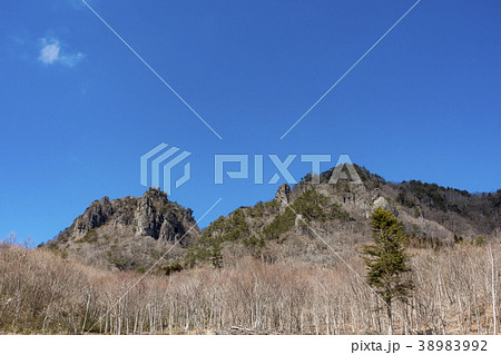 福島県伊達市と相馬市との境にそびえる標高825m名勝霊山りょうぜん天下の景勝地 福島県伊達市と相馬市との境にそびえる標高825m名勝霊山りょうぜん天下の景勝地 38983992