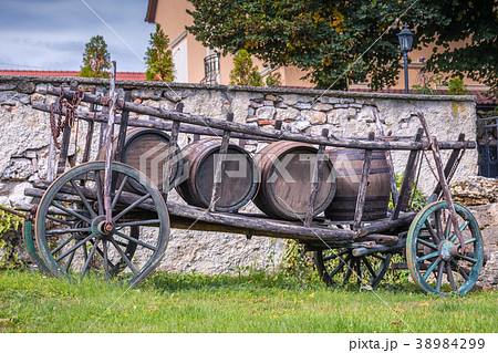 Wooden horse carriage with barrels. 38984299