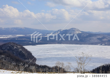 藻琴山展望駐車公園から見る屈斜路湖と硫黄山の写真素材