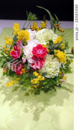 フラワーアレンジメント 卒業に ミモザとフリチラリア、カーネーションで。 フラワーアレンジメント 卒業に ミモザとフリチラリア、カーネーションで。 38985090