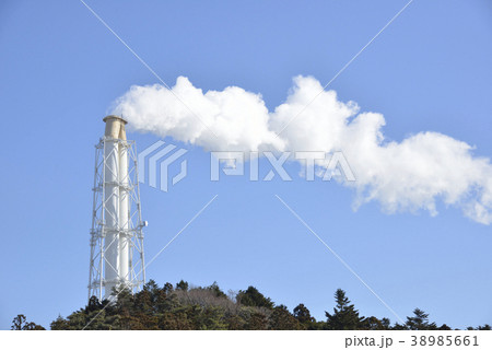 火力発電所の煙突と青空 38985661