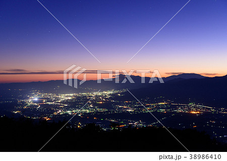 長野 中央アルプスと飯田市の夜景 長野 中央アルプスと飯田市の夜景 38986410