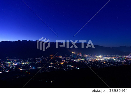 長野　中央アルプスと駒ヶ根市の夜景 38986444