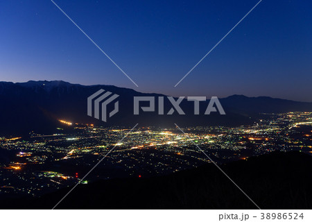 長野 中央アルプスと駒ヶ根市、伊那市の夜景 長野 中央アルプスと駒ヶ根市、伊那市の夜景 38986524