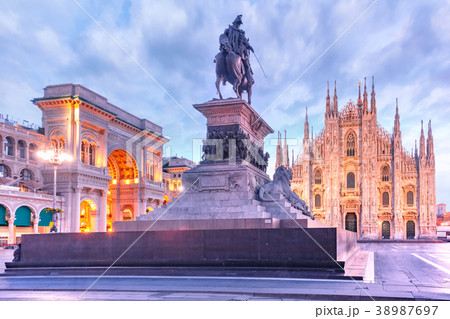 Night Piazza del Duomo in Milan, Italy Night Piazza del Duomo in Milan, Italy 38987697