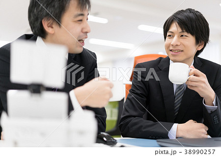 コーヒー　ビジネスマン　打ち合わせ 38990257